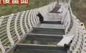 Prestravljeni turist ostao zarobljen na staklenom visećem mostu